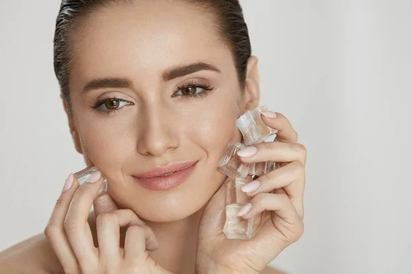 Cuidado de belleza de la piel. Mujer usando hielo para tratamiento de spa facial —  Fotos de Stock