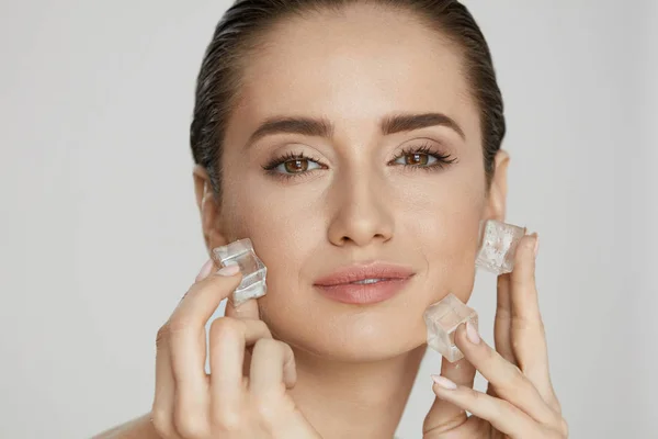 Hielo en la piel. Mujer haciendo tratamiento facial de la piel —  Fotos de Stock