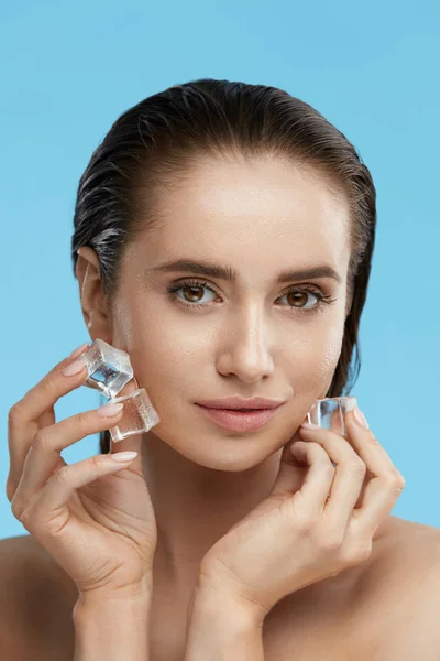 Zorg van de huid van het gezicht. Vrouw toepassen ijsblokjes — Stockfoto