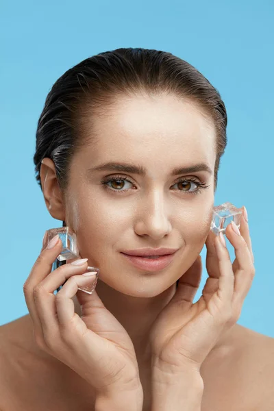 Tratamento de Beleza. Mulher com cubos de gelo — Fotografia de Stock