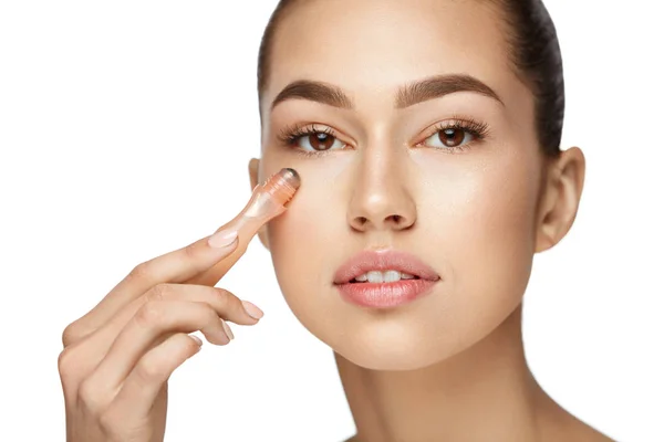 Eye Skin Beauty. Woman Using Cream Under Eyes — Stock Photo, Image