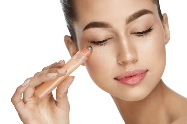 Eye Skin Beauty. Woman Using Cream Under Eyes — Stock Photo, Image