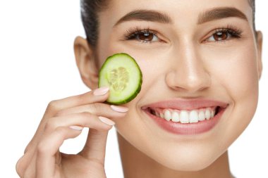 Yüz güzellik bakımı. Doğal makyaj güzel kadınla