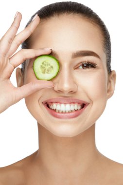 Göz Cilt Bakımı. Doğal makyaj salatalık kullanarak kadınla