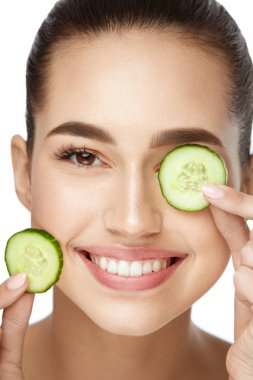 Yüz Cilt Bakımı. Sağlıklı bir cilt ile güzel kadın