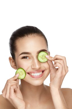 Yüz Cilt Bakımı. Sağlıklı bir cilt ile güzel kadın