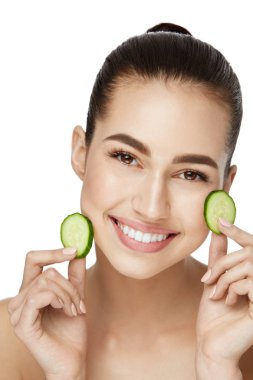 Yüz Cilt Bakımı. Sağlıklı bir cilt ile güzel kadın