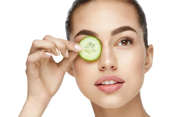 Face Skin Treatment. Young Woman With Fresh Healthy Skin — Stock Photo, Image
