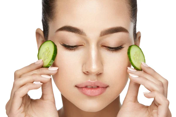 Beauty Face. Skin Care Treatment With Cucumber. — Stock Photo, Image