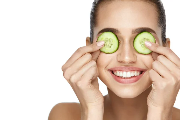 Beauty Face. Skin Care Treatment With Cucumber. — Stock Photo, Image