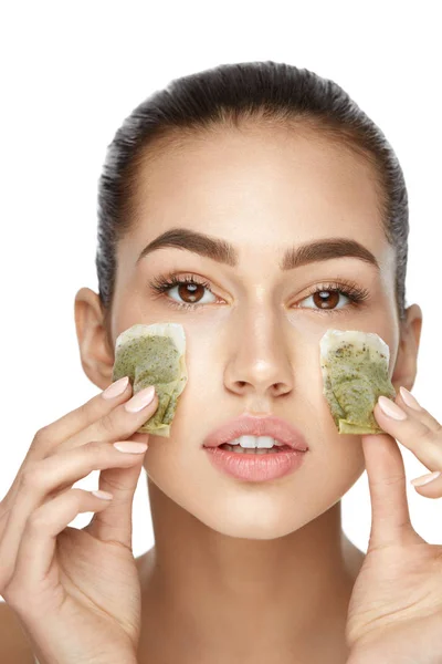 Belleza en la piel. Mujer joven con maquillaje facial natural — Foto de Stock