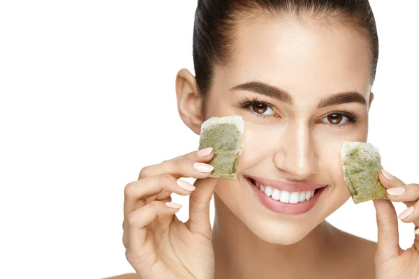 Bellezza della pelle degli occhi. Giovane donna con trucco facciale naturale — Foto Stock