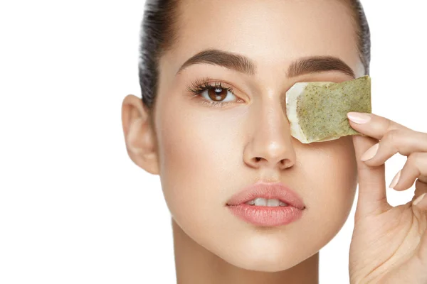 Eye Skin Care. Beautiful Woman With Green Tea Bag Under Eyes — Stock Photo, Image