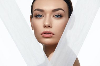 Yüz Cilt güzellik. Doğal makyaj güzel kadınla