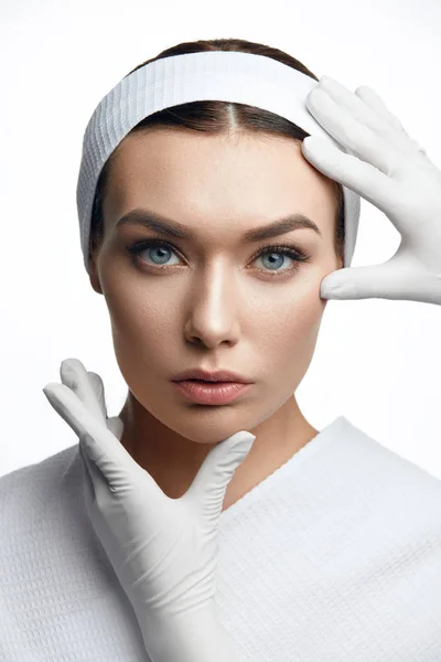 Tratamiento facial. Hermosa cara de mujer —  Fotos de Stock