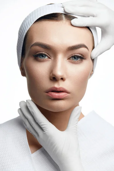 Tratamiento facial. Hermosa cara de mujer —  Fotos de Stock