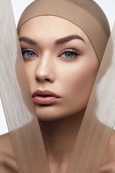 Piękna twarz kobiety z nawet Skin Tone Foundation — Zdjęcie stockowe