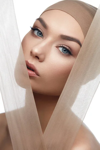 Schoonheid vrouw gezicht met zelfs Skin Tone Foundation — Stockfoto