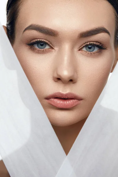 Gesichtshaut Schönheit. schöne Frau mit natürlichem Make-up — Stockfoto