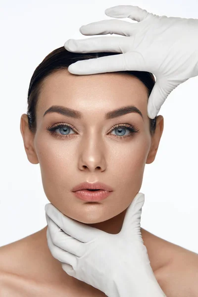 Skönhet ansikte hudvård. Vacker kvinna ansikte innan Operation — Stockfoto