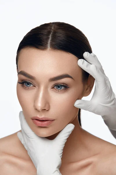 Uroda Pielęgnacja skóry twarzy. Piękny Woman twarz przed operacją — Zdjęcie stockowe