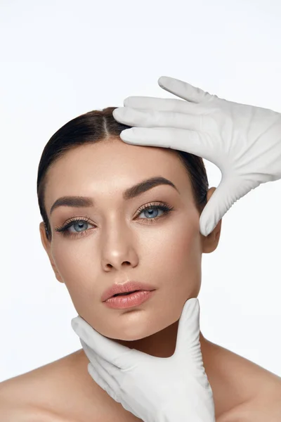 Bellezza viso cura della pelle. Bella donna faccia prima dell'operazione — Foto Stock