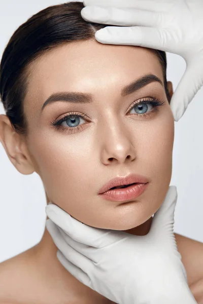 Cuidado de la piel de belleza facial. Hermosa cara de mujer antes de la operación — Foto de Stock