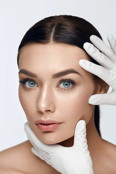 Beauté visage Soins de la peau. Belle visage de femme avant l'opération — Photo