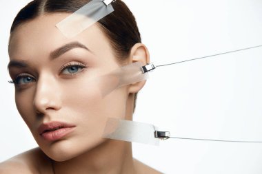 Güzellik kadını yüz yüz cilt Lift tedavisi sırasında