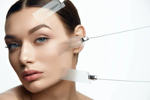 Schoonheid vrouw gezicht tijdens gezicht huid Lift behandeling — Stockfoto