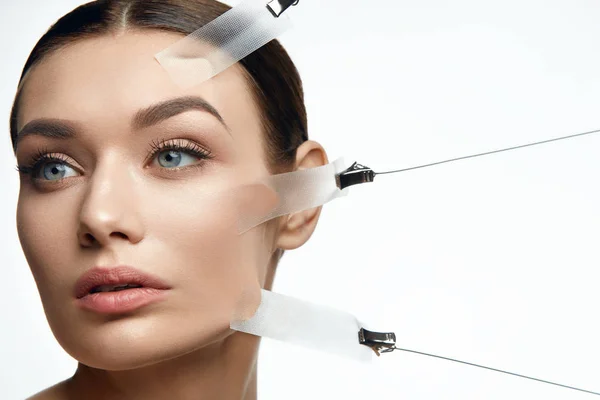 Schoonheid vrouw gezicht tijdens gezicht huid Lift behandeling — Stockfoto