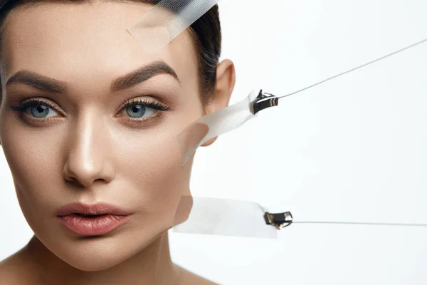 Bellezza donna faccia durante viso pelle ascensore trattamento — Foto Stock