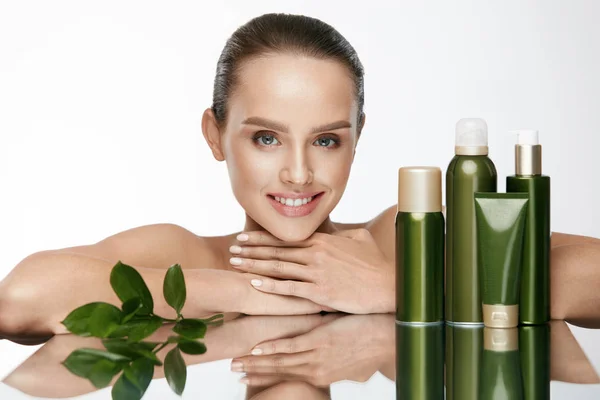 Mujer hermosa con cosméticos naturales para el cuidado de la piel . — Foto de Stock