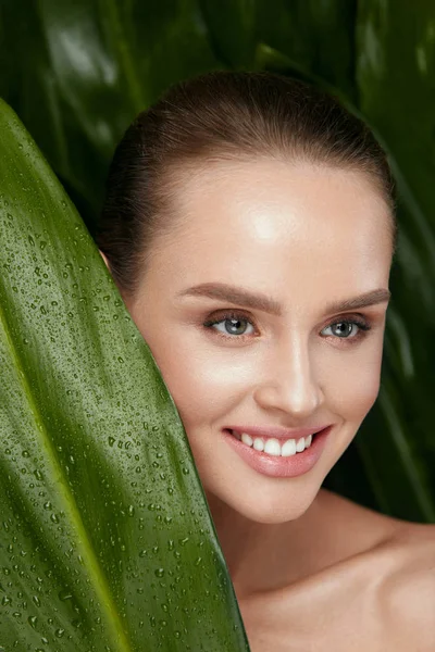 自然派化粧品。緑の植物で美人顔 — ストック写真