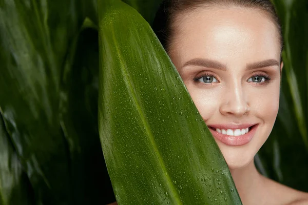 Doğal kozmetik. Güzel bir kadın yüzü yeşil bitki ile — Stok fotoğraf