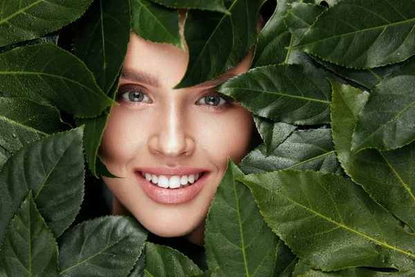 Bellezza naturale. bella donna faccia in verde foglie . — Foto Stock