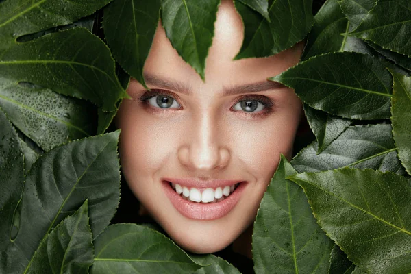 Πρόσωπο ομορφιάς γυναίκα με πράσινα φύλλα γύρω από το πρόσωπό — Φωτογραφία Αρχείου
