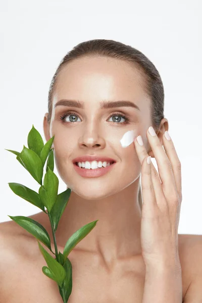 Kozmetika szembe. Nő a Facial Skin Cream — Stock Fotó