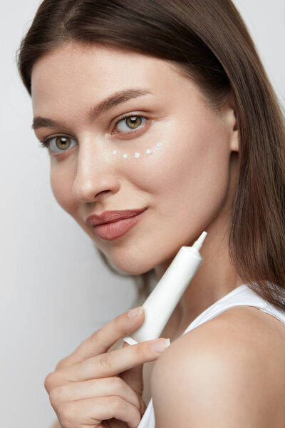 Уход за кожей глаз. Женщина, похожая на крем для глаз
