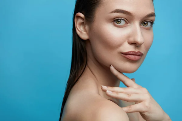 Cura della pelle. Giovane donna con bellezza faccia — Foto Stock