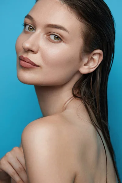 De zorg van de huid. Jonge vrouw met schoonheid gezicht — Stockfoto