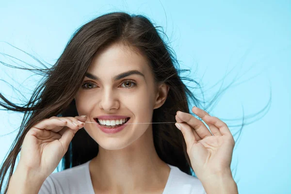 Cuidado dental. Hermosa mujer que fluye los dientes — Foto de Stock