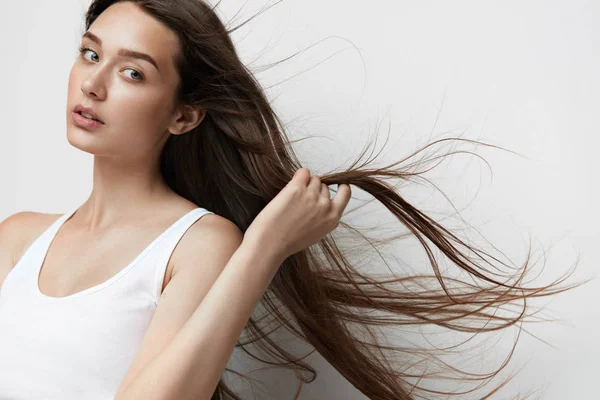 Mulher bonita com cabelo comprido. — Fotografia de Stock