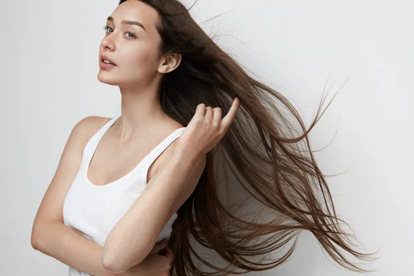 Mulher bonita com cabelo comprido. — Fotografia de Stock