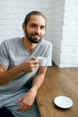 Adam sabah evde kahve içme.