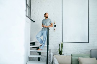 Evde sabah kahve ile genç adam