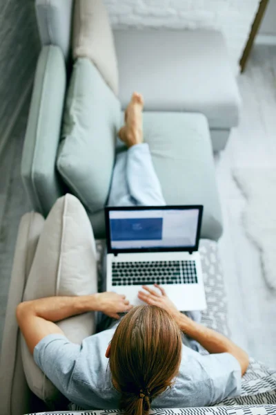 Joven con portátil en casa. —  Fotos de Stock