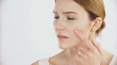 Yüz bakımı. Yumuşak pürüzsüz cilt dokunmadan el ile güzel Olgun kadın portresi. Çekici kadın yüzünü parmaklarıyla dokunarak closeup. Kozmetik cilt bakım kavramı. Yüksek çözünürlük