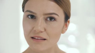 Yüz güzelliği. Orta closeup gözlerinin altında taze sağlıklı cilt masaj kadın yaşlı. Güzel Olgun kadın sevişme yüzü gözlerinin altında portresi. Kozmetik masaj. Yüksek çözünürlük