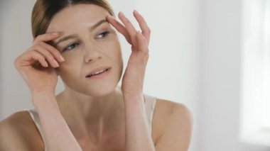 Yüz bakımı. Güzel Olgun kadın güzellik yüzünü el ile dokunmak closeup. Taze sağlıklı yüz cilt okşama çekici kadın portresi. Kozmetik ve cilt bakım kavramı. Yüksek çözünürlük